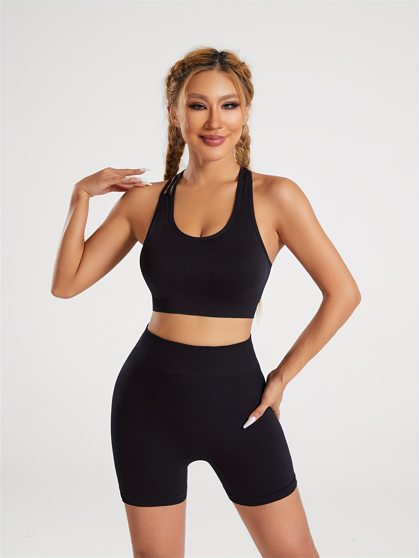 Conjunto Esportivo com 2 Peças - Top com Alças Cruzadas e Shorts de Cintura Alta - Moda Fitness Feminina