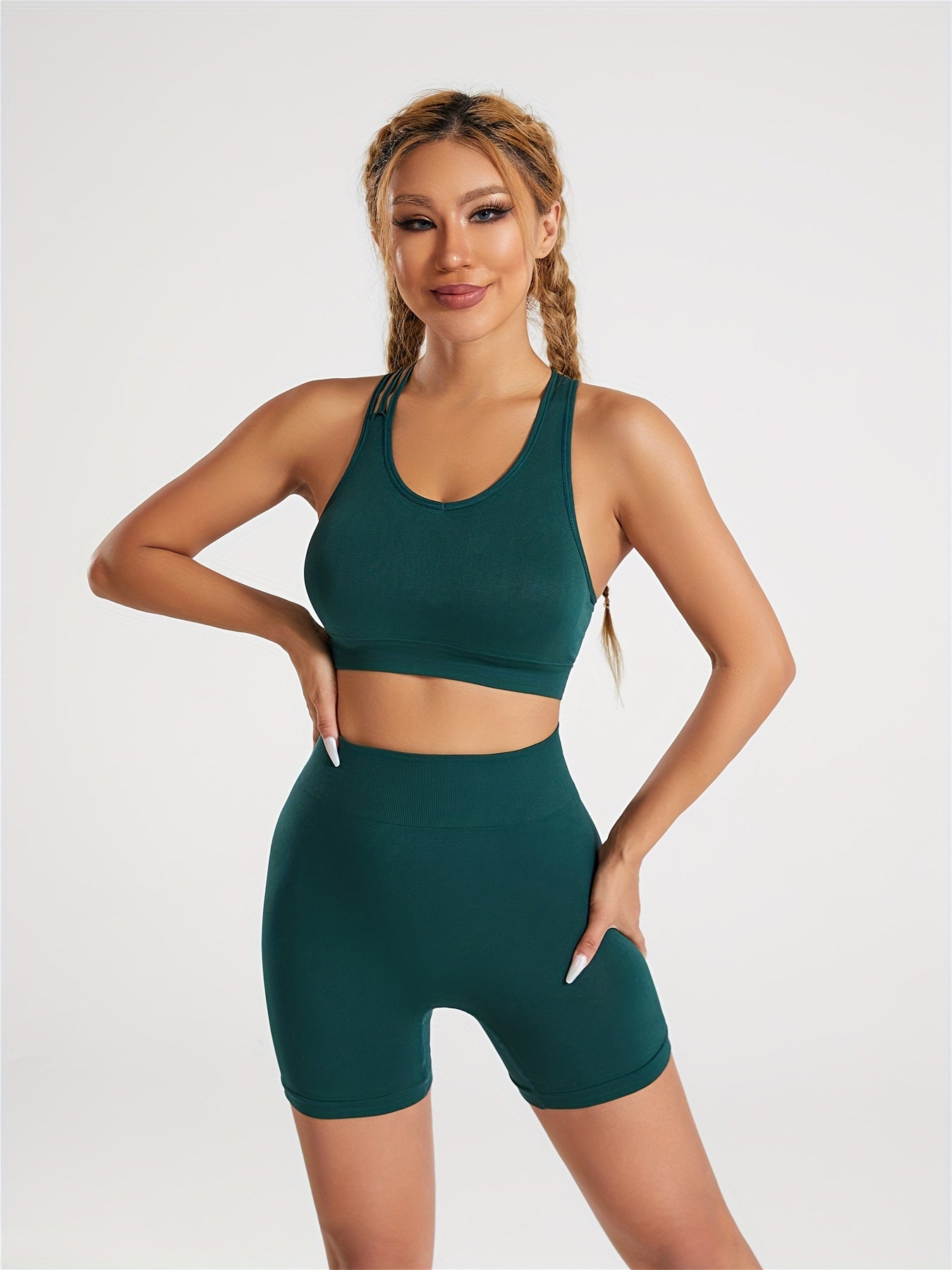 Conjunto Esportivo com 2 Peças - Top com Alças Cruzadas e Shorts de Cintura Alta - Moda Fitness Feminina