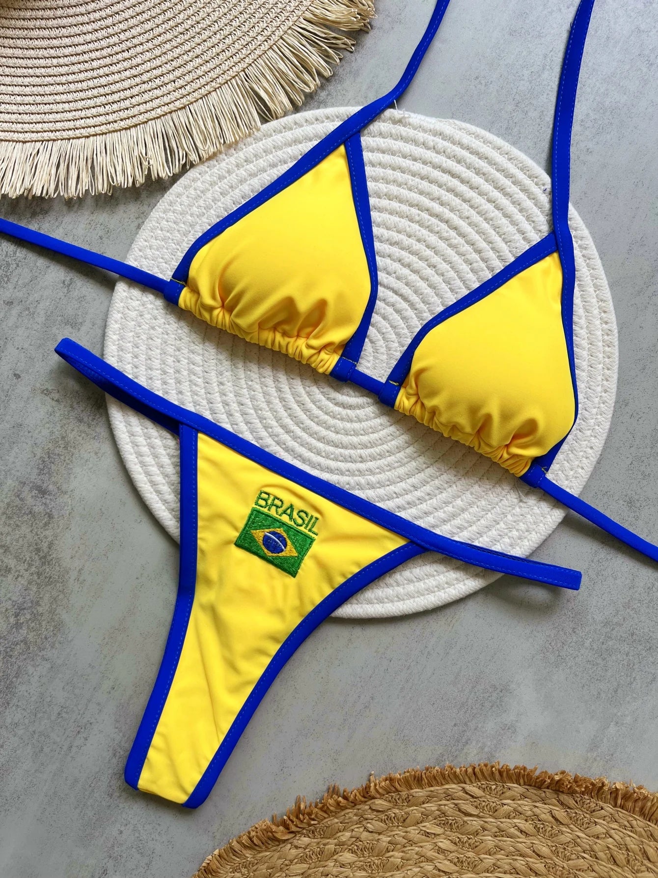 Biquíni bordado com a bandeira do Brasil