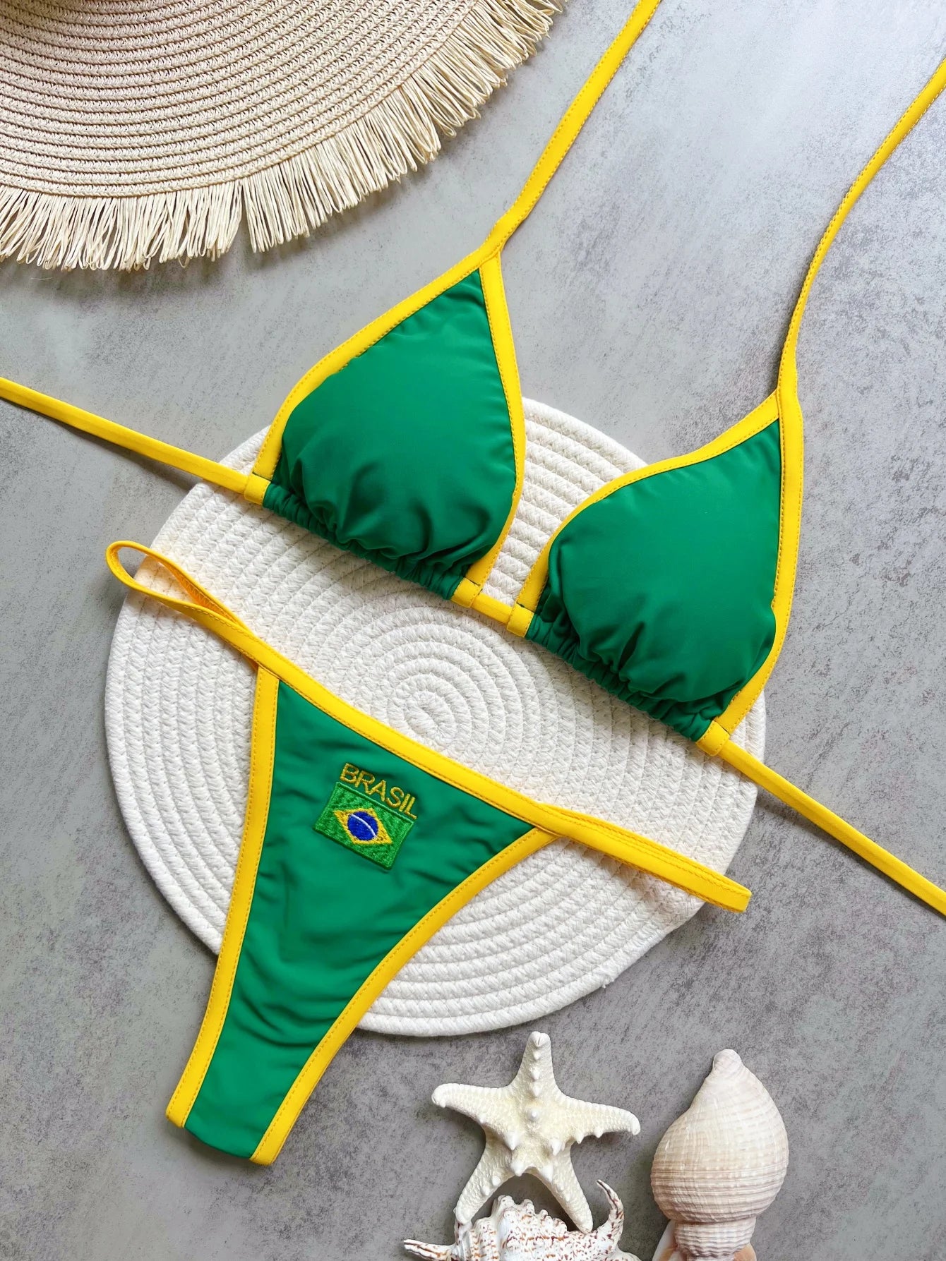 Biquíni bordado com a bandeira do Brasil