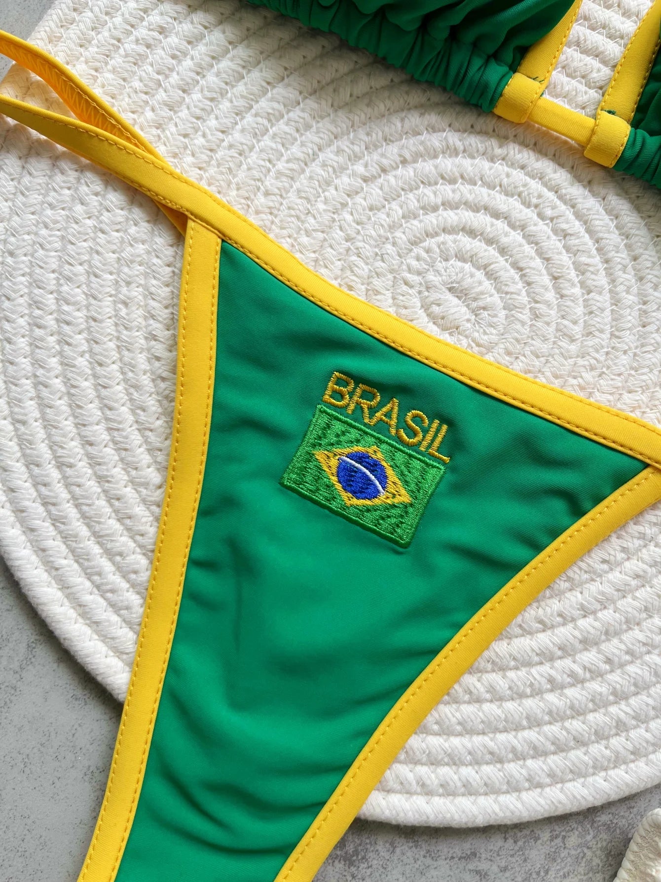 Biquíni bordado com a bandeira do Brasil