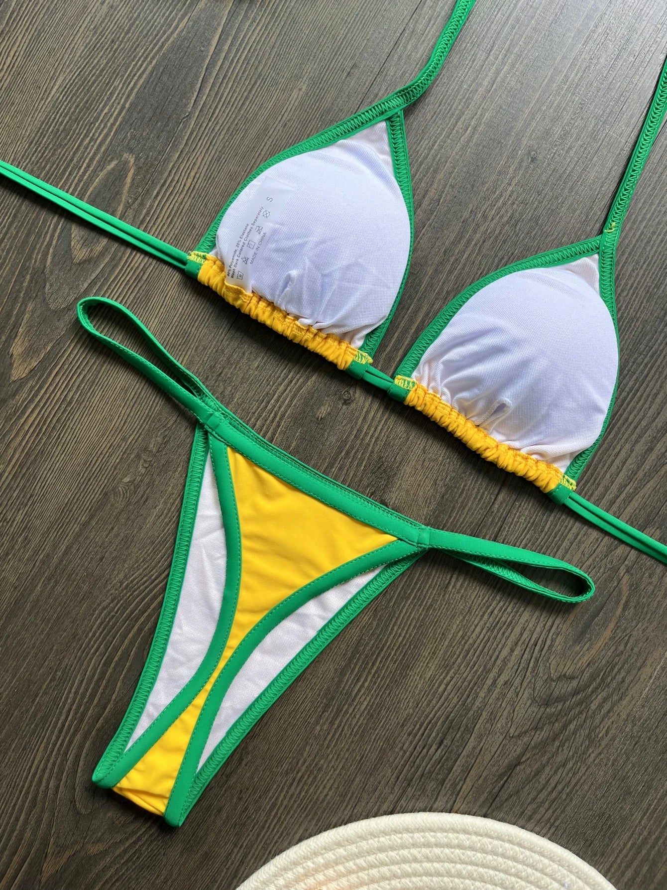 Biquíni bordado com a bandeira do Brasil