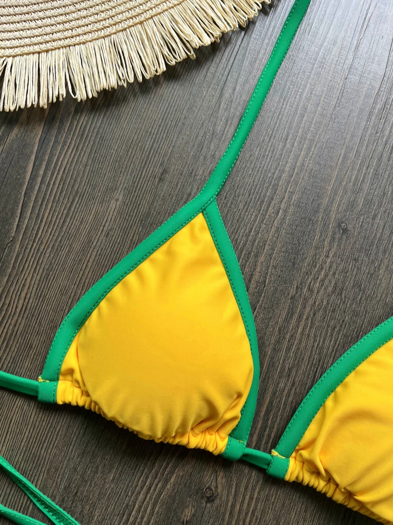 Biquíni bordado com a bandeira do Brasil