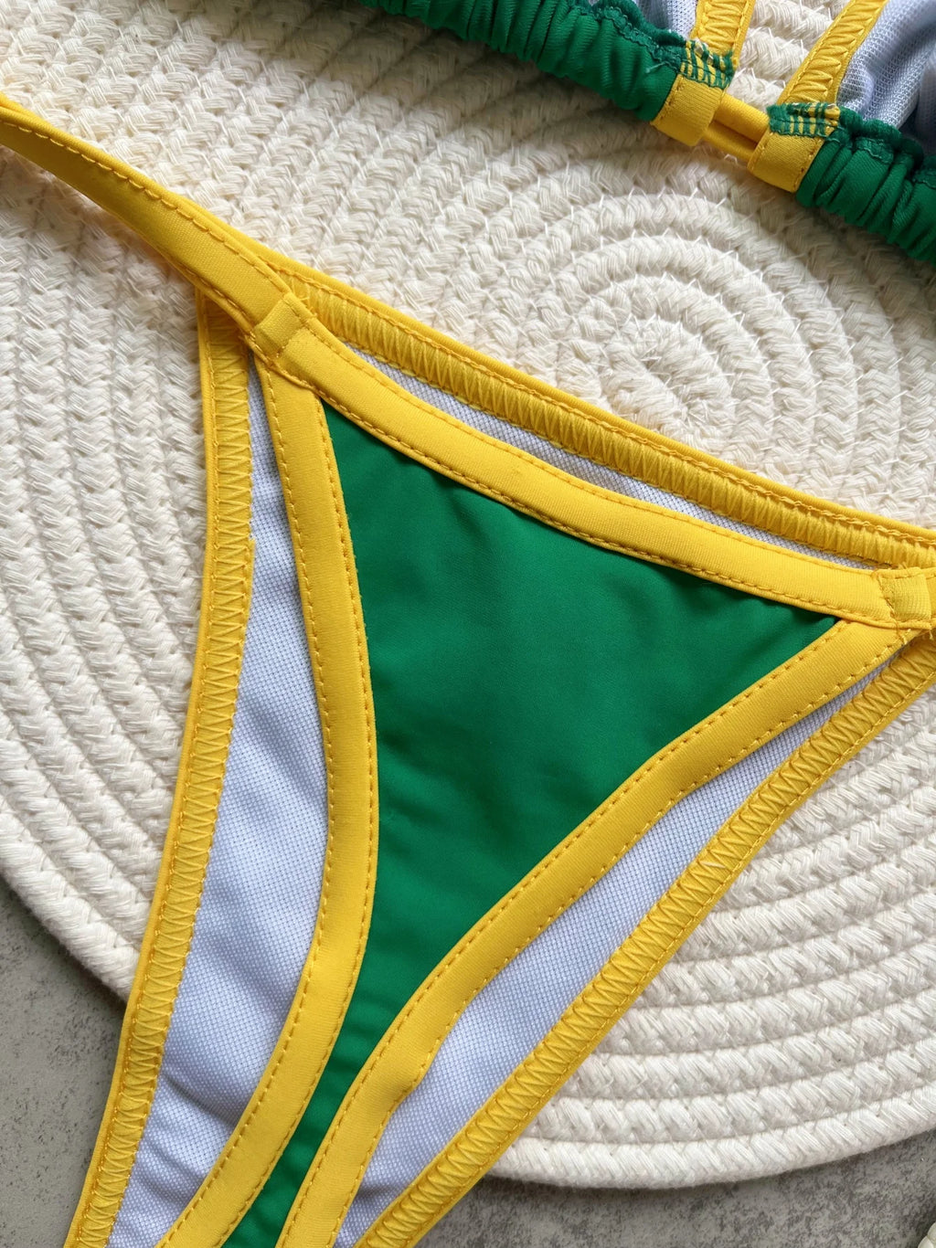 Biquíni bordado com a bandeira do Brasil