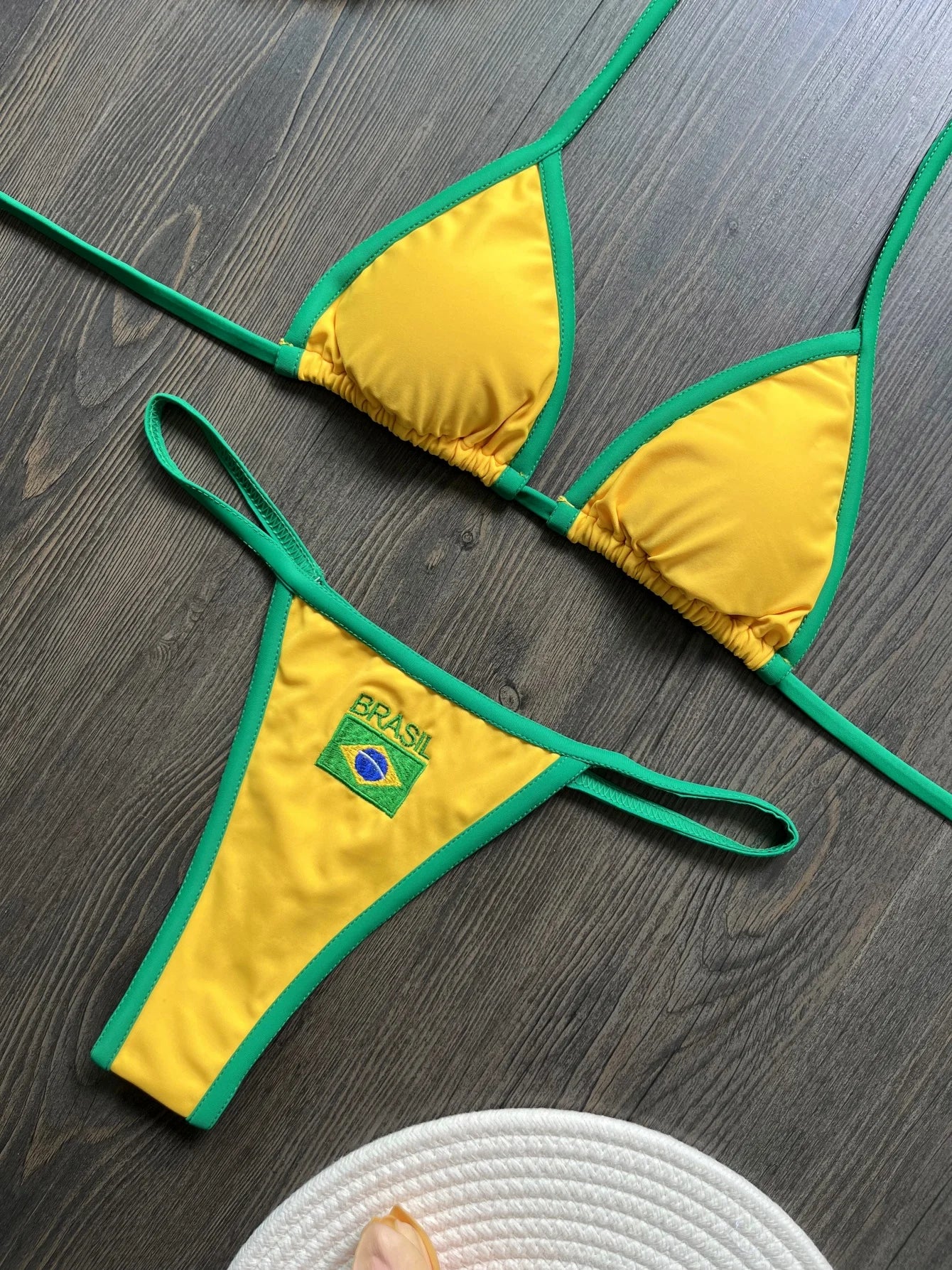 Biquíni bordado com a bandeira do Brasil