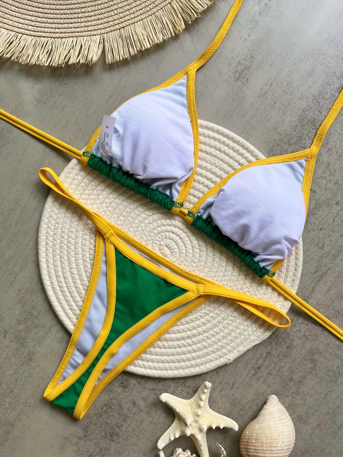 Biquíni bordado com a bandeira do Brasil