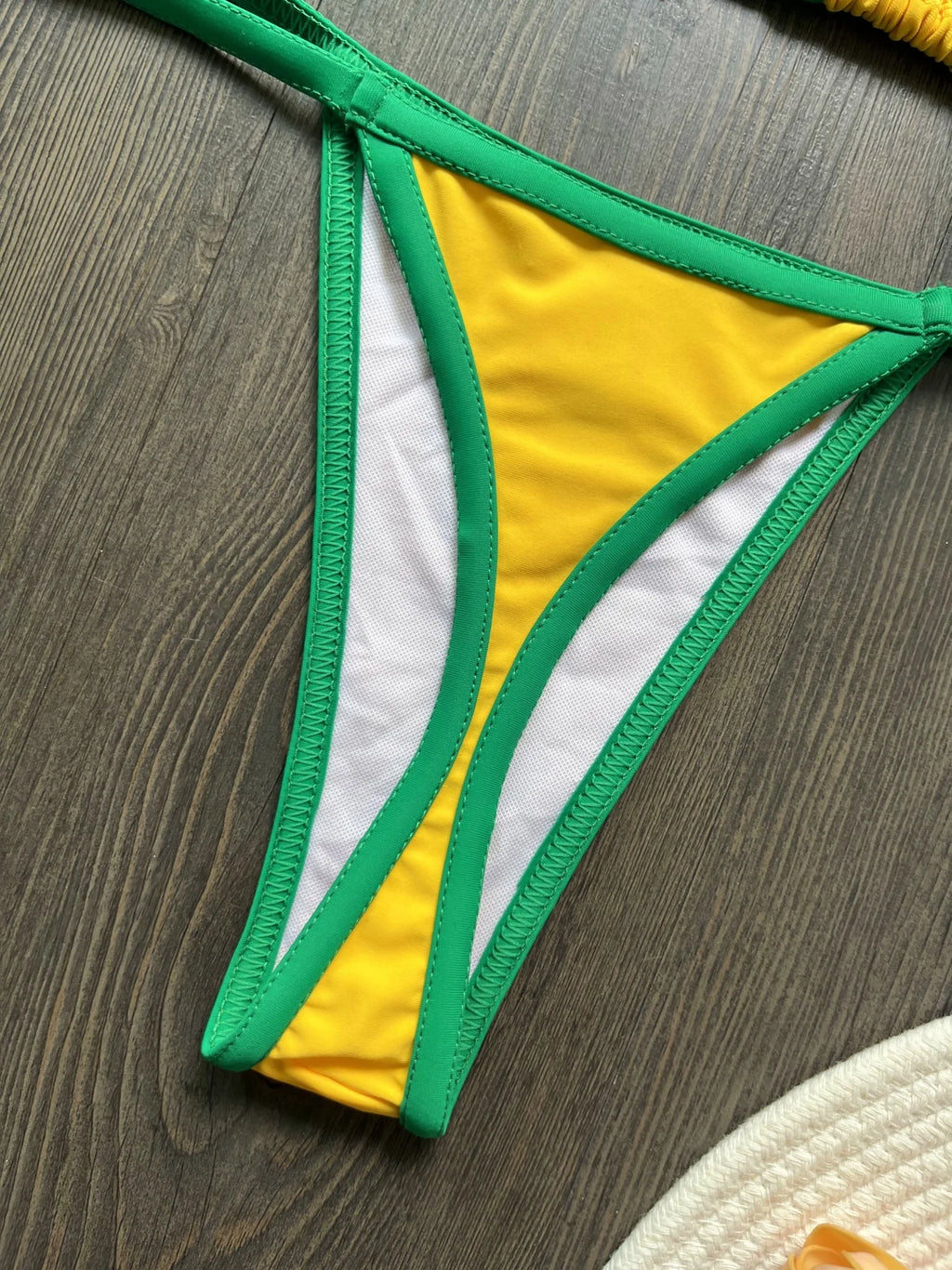Biquíni bordado com a bandeira do Brasil