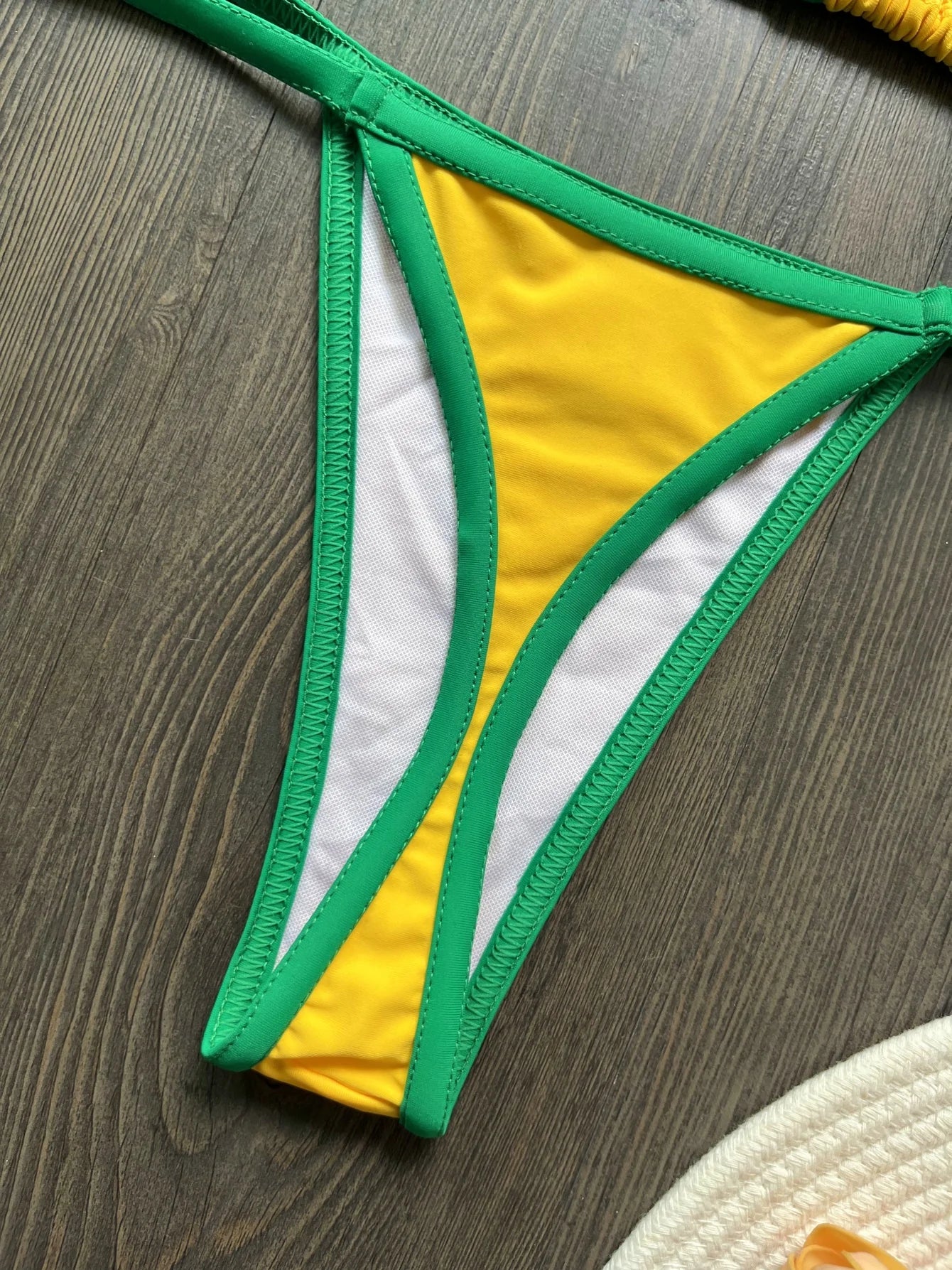 Biquíni bordado com a bandeira do Brasil