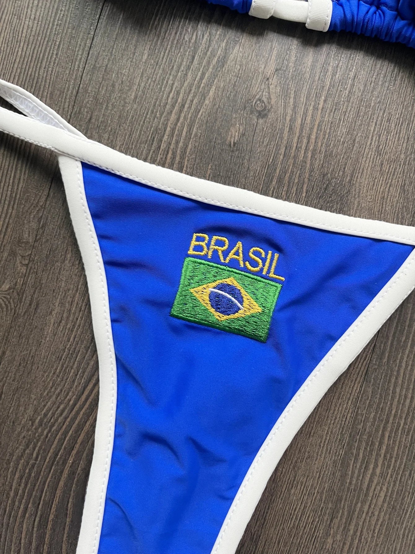 Biquíni bordado com a bandeira do Brasil