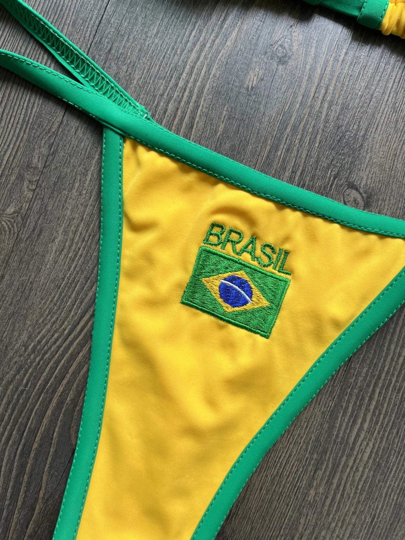 Biquíni bordado com a bandeira do Brasil