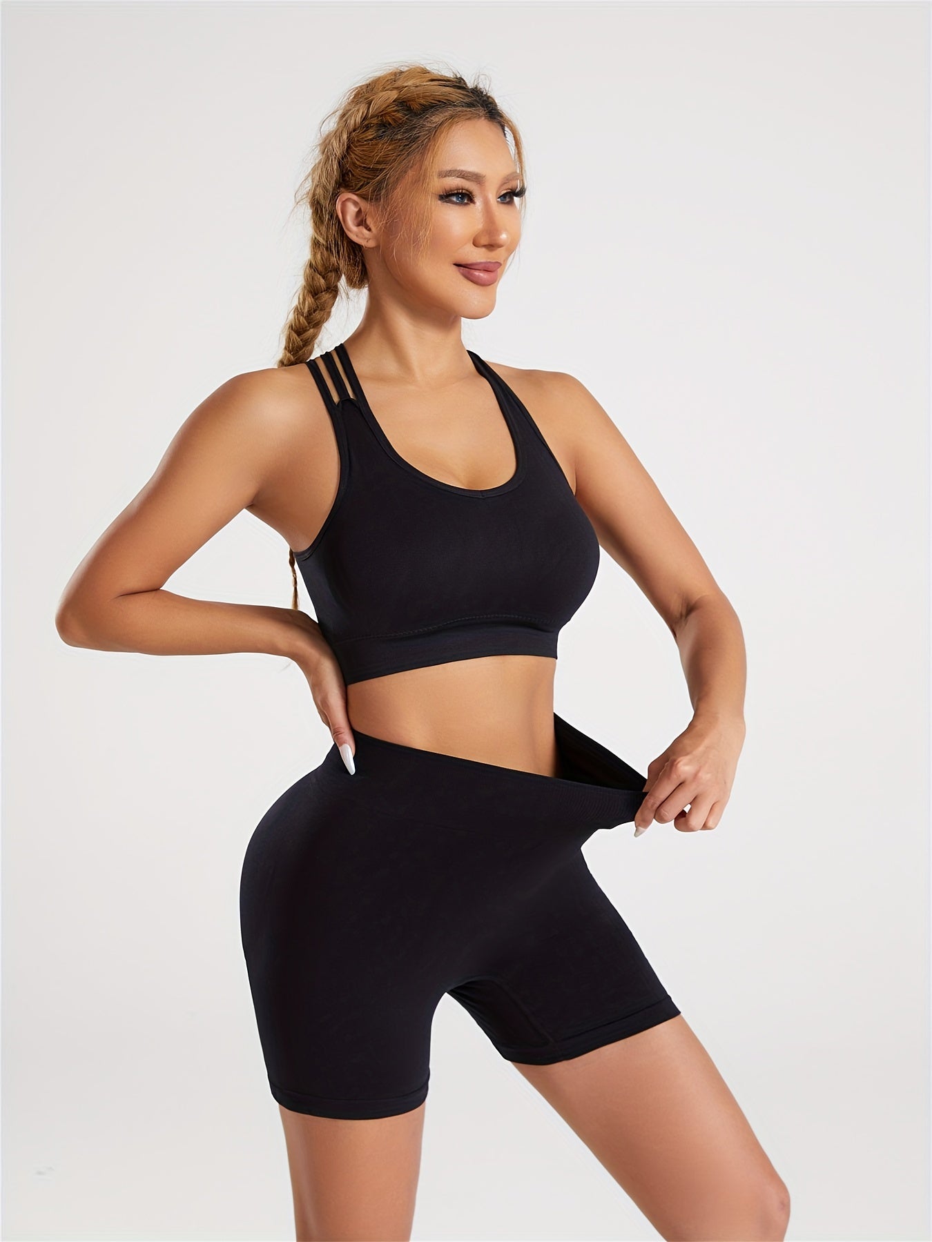 Conjunto Esportivo com 2 Peças - Top com Alças Cruzadas e Shorts de Cintura Alta - Moda Fitness Feminina