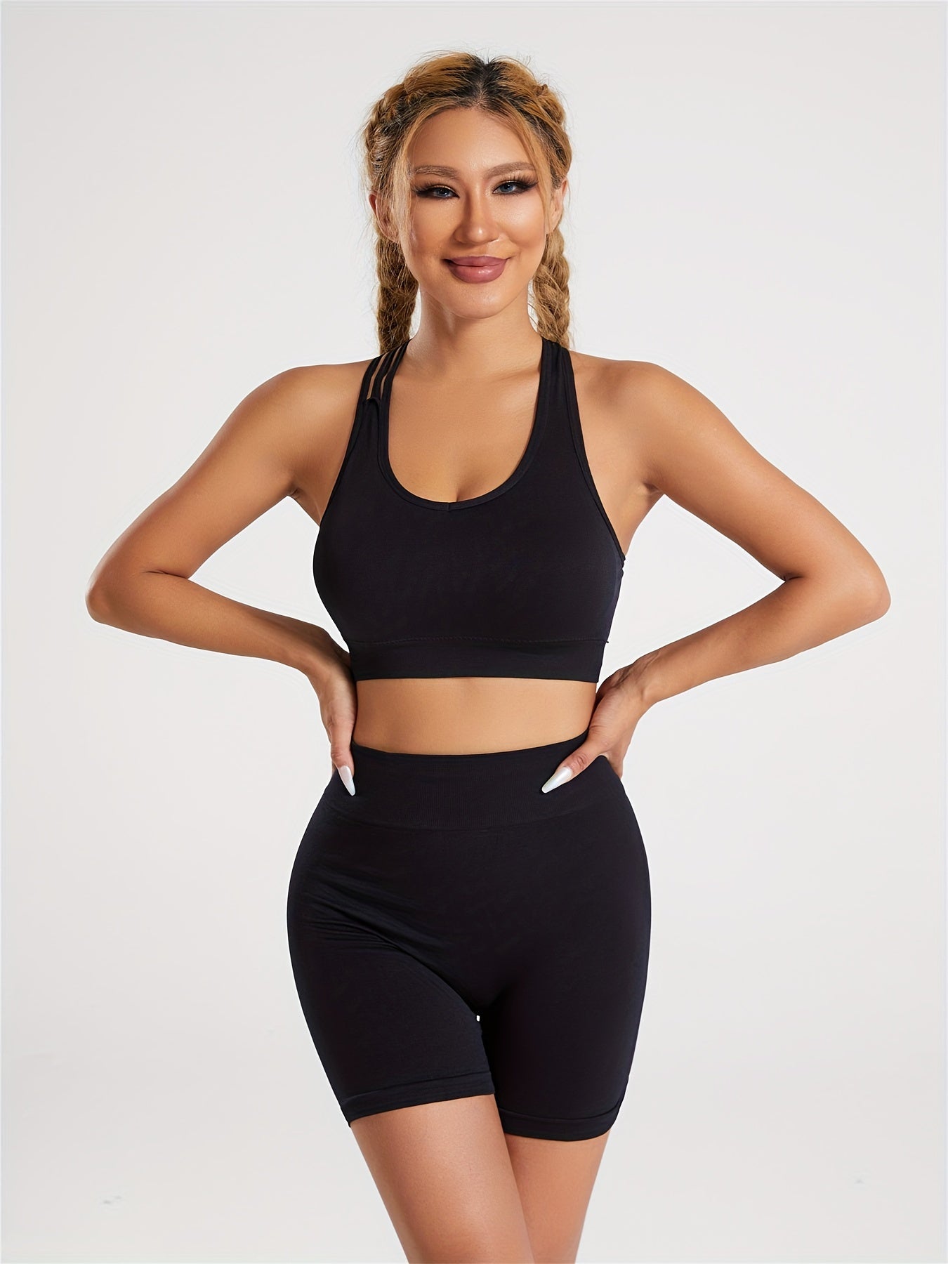 Conjunto Esportivo com 2 Peças - Top com Alças Cruzadas e Shorts de Cintura Alta - Moda Fitness Feminina